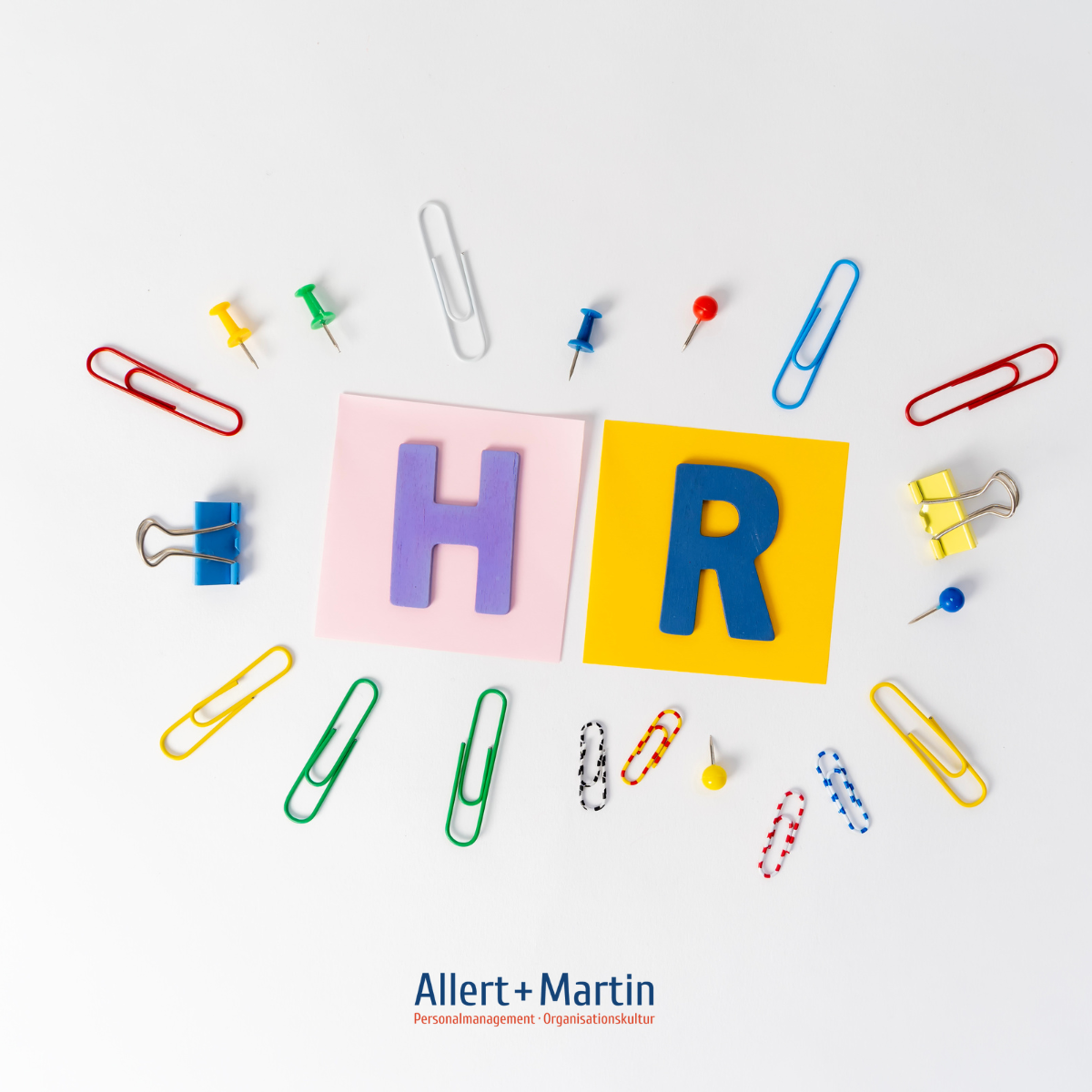 Das Bild zeigt die Buchstaben HR, gebastelt aus buntem Papier, mit bunten Büroklammern drum herum